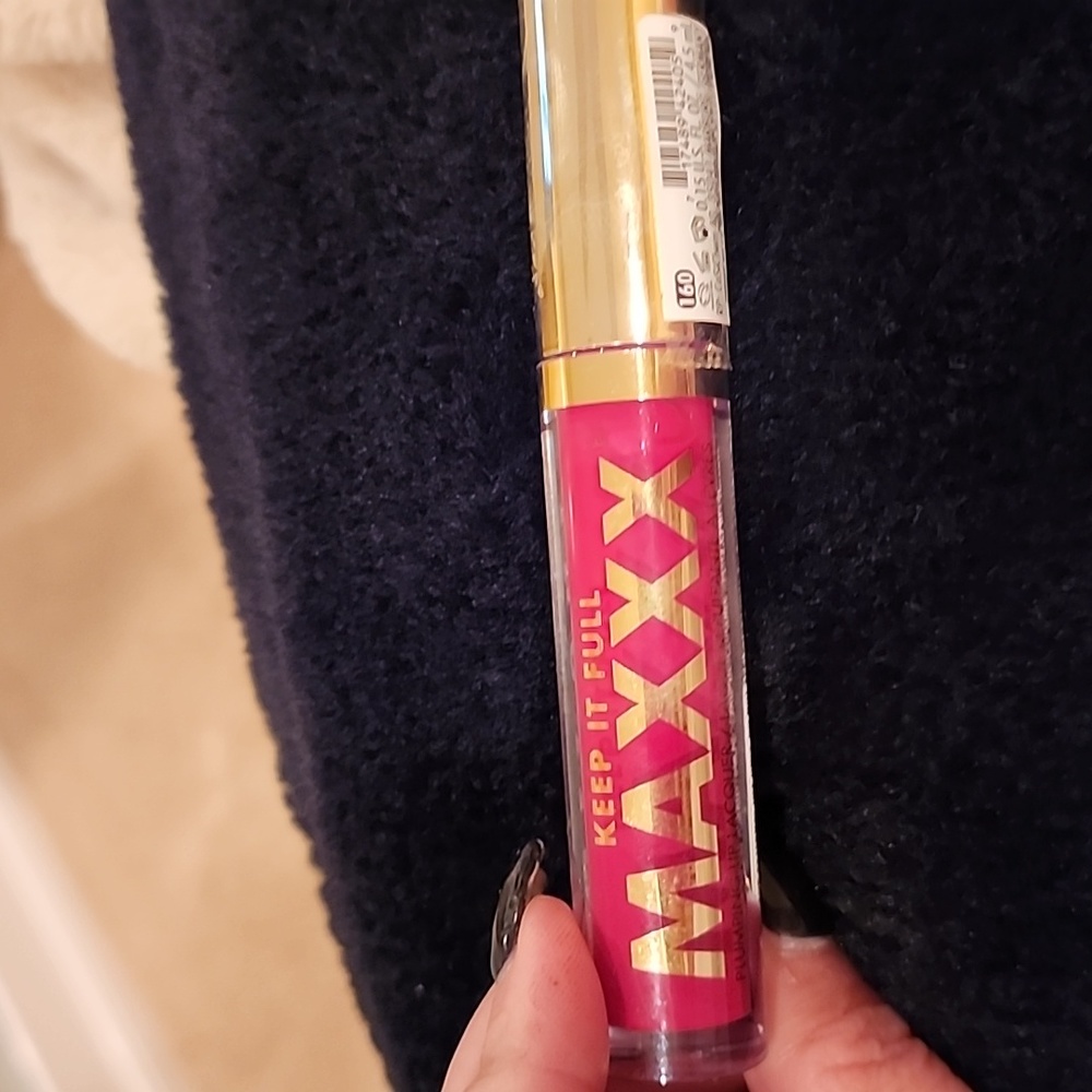 Womens plumping gloss color "Swipe right"